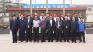2012年4月我公司与洛宁当地多家矿产企业达成战略合作关系，参加签约仪式的各位领导及企业代表在我公司合影留念。